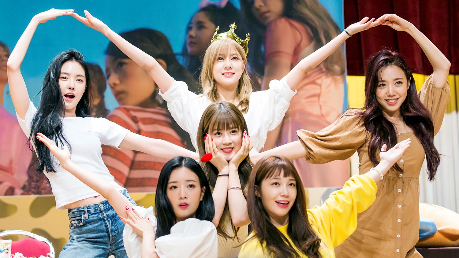 Apink forming a heart shape together a fansign during I'm so sick era